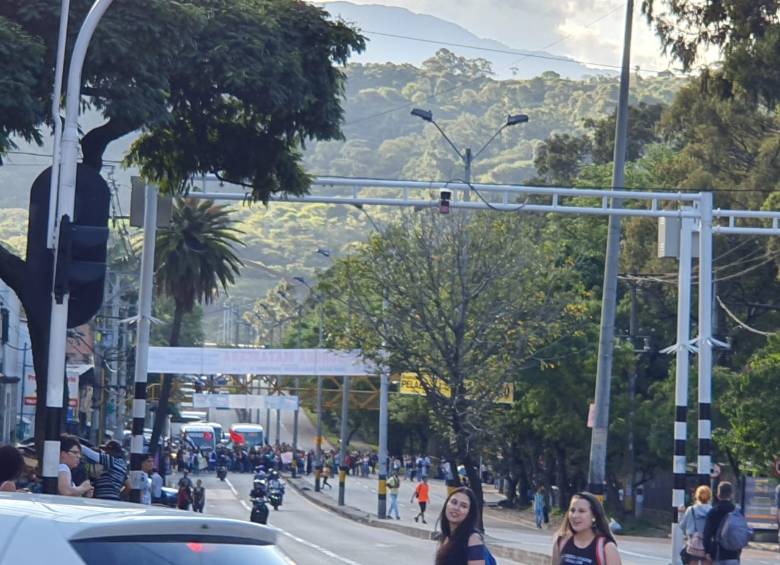 La manifestación estudiantil realizó bloqueos en la calle Barranquilla. FOTO CORTESÍA GUARDIANES ANTIOQUIA