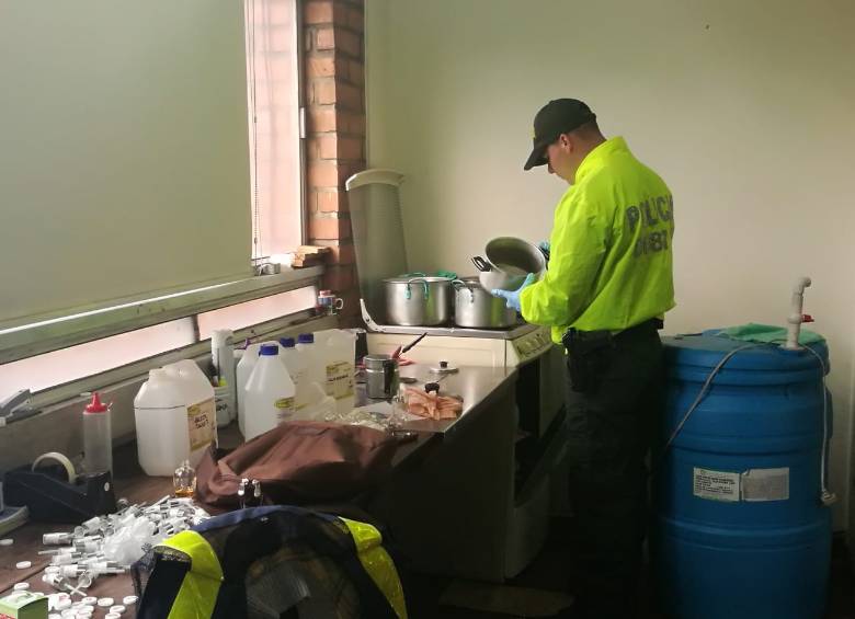 Estas son las “cocinas clandestinas” donde, según la Policía, se adulteraban productos sexuales. FOTO CORTESÍA POLFA