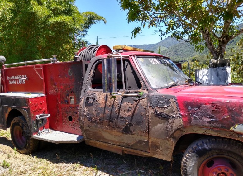 Así quedó el camión de bomberos del municipio de San Luis. FOTO CORTESÍA