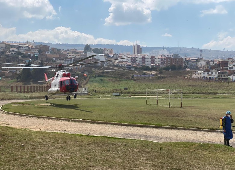 Helicóptero de la Operación Jaque ayuda a extinguir incendio en Boyacá