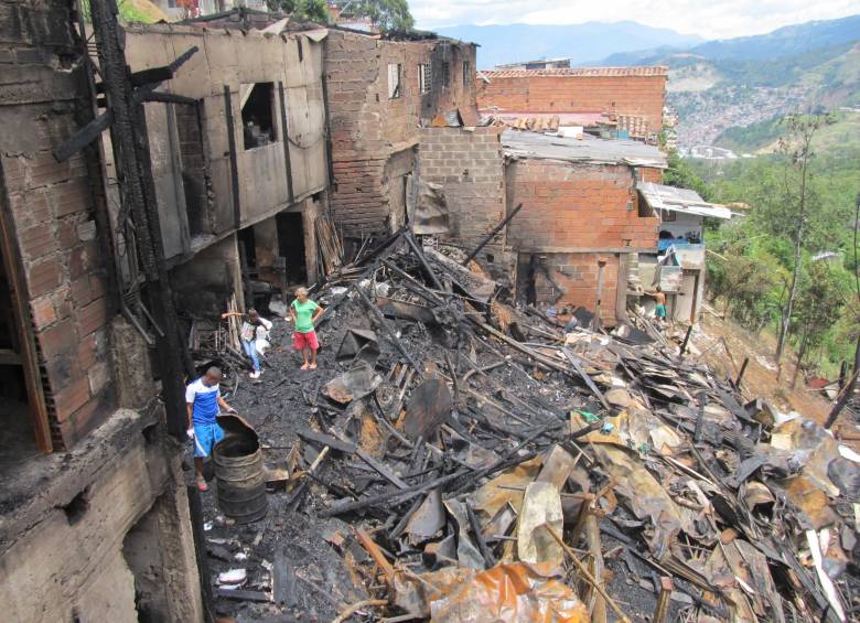 En cenizas quedó esta chatarrería en La Loma, del corregimiento San Cristóbal, occidente de Medellín. Siete casas fueron afectadas, pero una de ellas estaba deshabitada. FOTO Karen Londoño