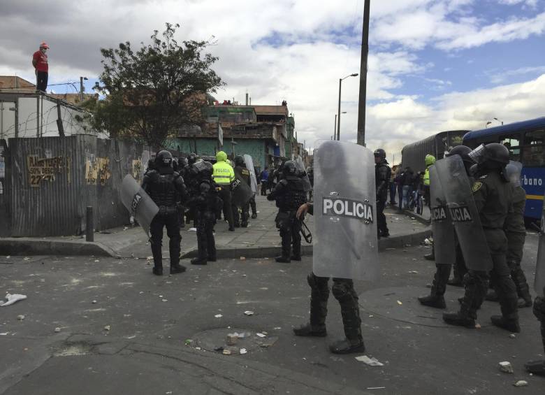 Durante los desmanes que comenzaron por la protesta de los usuarios ante la demora en el servicio, 21 articulados y tres buses alimentadores terminaron con los vidrios rotos. FOTO COLPRENSA