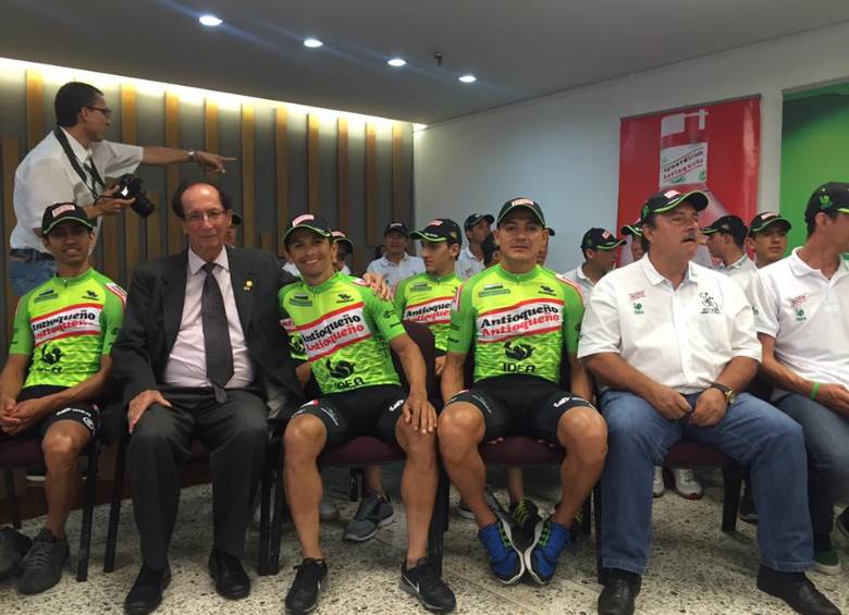 Miembros del equipo Orgullo Paisa en la presentación del equipo. FOTO Tomada de Facebook Liga de Ciclismo de Antioquia