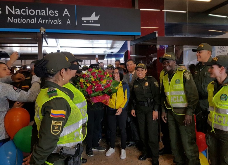 Recibimiento de Mariana en el aeropuerto José María Córdova de Rionegro. Hoy en el desfile habrá un carro de bomberos y dos vehículos de turismo (Turibús). FOTOS Cortesía BMX y Policía Antioquia