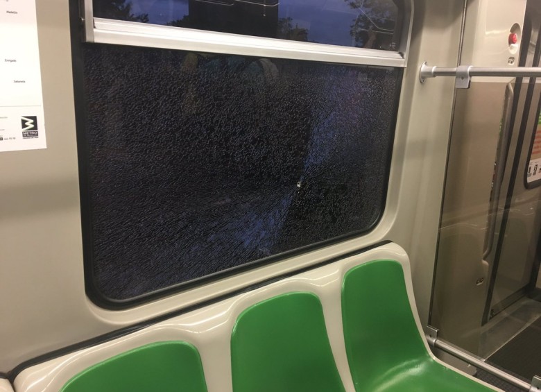 Así quedó la ventanilla del metro luego del impacto. Autoridades investigan. FOTOS Twitter @anmedz