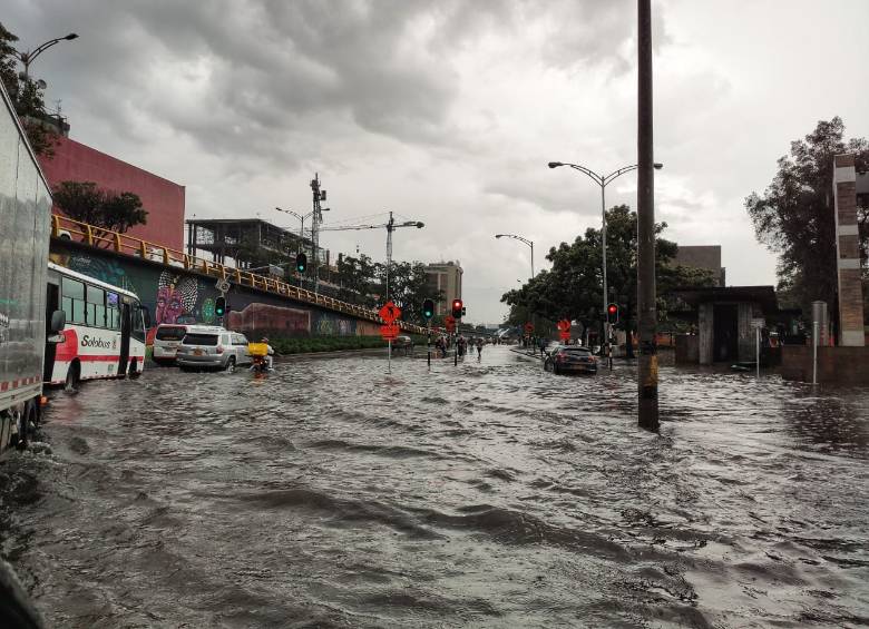 Así lucía la Avenida Ferrocarril con la calle San Juan en la tarde. FOTO: JUAN DAVID ÚSUGA