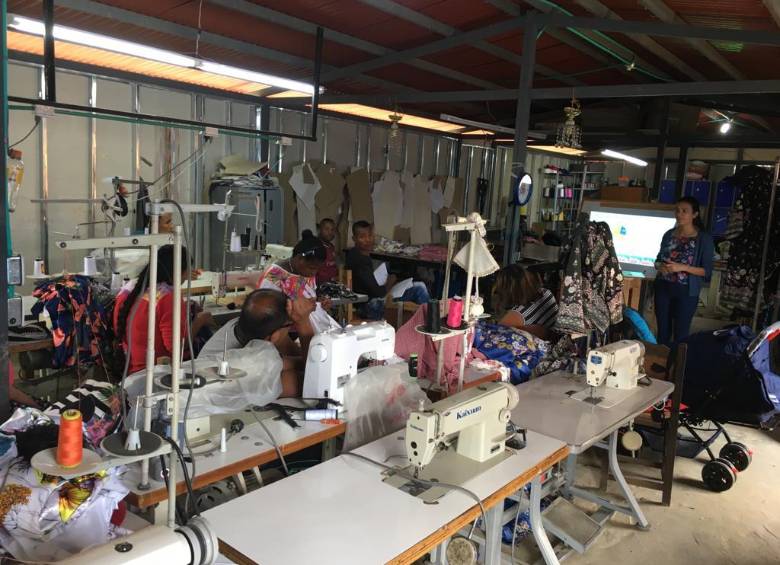 En el Etcr de Icononzo, Tolima, excombatientes adelantan un proyecto productivo de moda. FOTO Colprensa.
