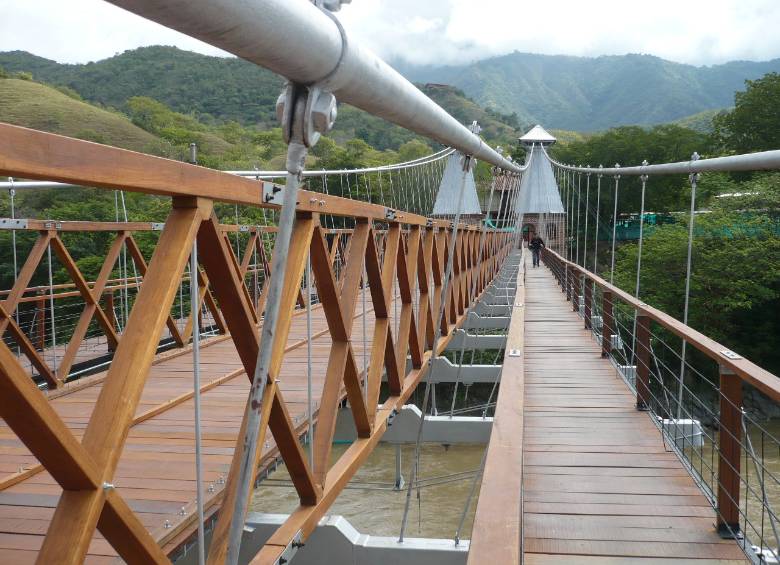En los trabajos se usa madera choibá traida del Chocó. Por el puente solo pueden transitar vehículos livianos. FOTO cortesía