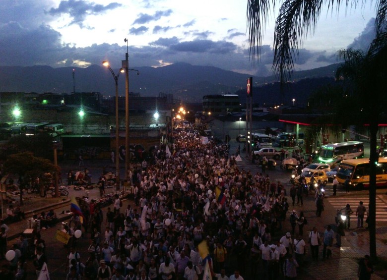 Así se veía la marcha que salió del Politécnico Jaime Isaza Cadavid al acercarse al punto de encuentro. FOTO Daniel Ortiz 