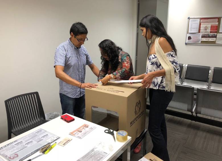 Con tímida esperanza de cambio y conscientes de la incertidumbre que permea las elecciones legislativas en el país, los colombianos en el exterior acuden a las urnas durante la semana. FOTO COLPRENSA