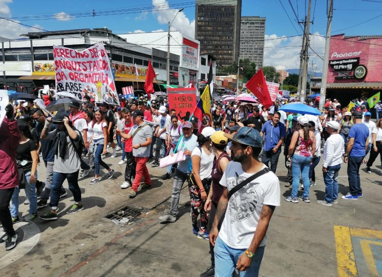 Miles de jóvenes marchan de manera pacífica en la capital antioqueña. FOTO Alejandro Bermúdez