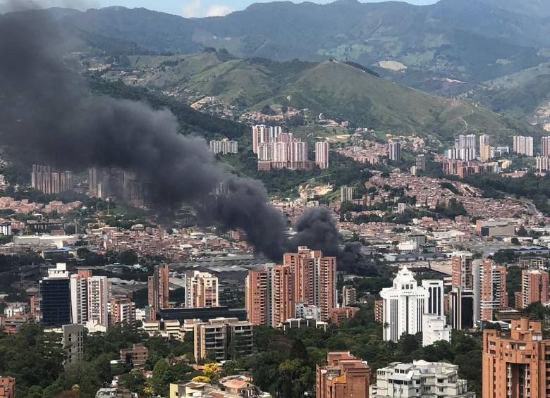 Controlado incendio en bodega al lado de la Fábrica de Licores