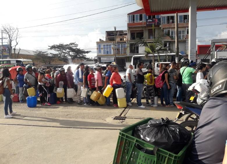 Los payaneses se volcaron a las estaciones de gasolina para abastecerse, por temor a un nuevo bloqueo de la Panamericana. FOTO: COLPRENSA