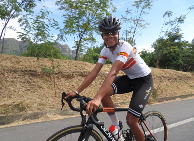 Andrea Alzate durante el inicio de la Vuelta al Tolima que arrancó este jueves y la dejó como ganadora de la primera etapa. FOTO CORTESÍA COLNAGO