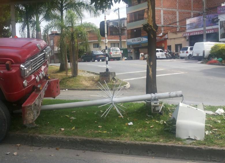 El vehículo chocó contra la cámara de fotomultas ubicada en el cruce de la Avenida 80 con la 76. FOTO NELSON MATTA