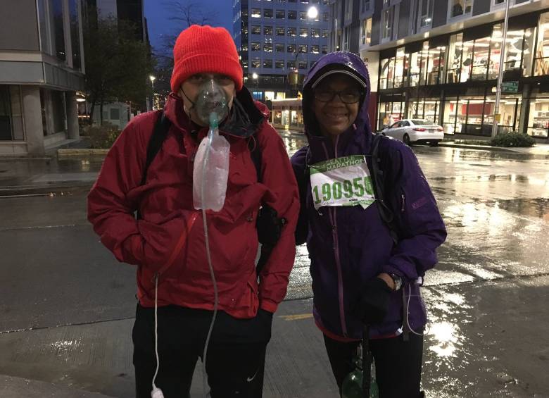  Un hombre que padece una enfermedad pulmonar terminal corrió la Maratón de Seattle de la largada a la meta mientras arrastraba su tanque de oxígeno. FOTO @SuzannePhan