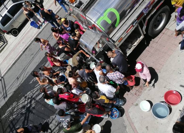 El lunes hubo aglomeraciones alrededor de los carrotanques. FOTO CORTESÍA
