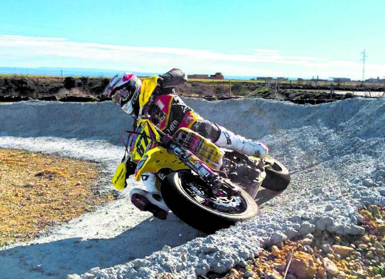 Valerio Piedrahíta comenzará su participación en el supermoto internacional. Mañana estará en la primera válida del campeonato español y luego lo hará en el Mundial, el 29 de marzo. FOTO cortesía