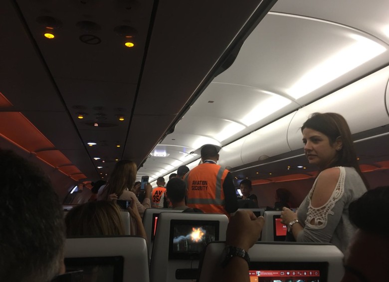 Los pasajeros dentro de la aeronave cuestionaron que la información de lo que estaba pasando fue demorada. FOTO Tomada de Twitter @HenryHoracio