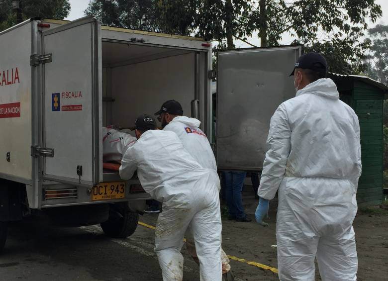 El cadáver fue embalado por los técnicos forenses y conducido al Instituto de Medicina Legal para su identificación. FOTO: archivo.