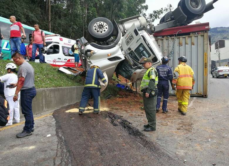 El cuerpo de bomberos del municipio de Caldas, junto con la Policía, atienden el accidente. FOTO: CORTESÍA GUARDIANES ANTIOQUIA