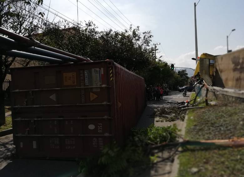 Volcamiento de tractocamión generó congestión en Autopista Sur