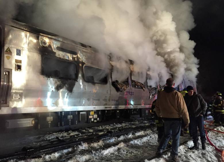 Por lo menos seis personas murieron en la noche de este martes luego de que un tren de pasajeros chocará contra un vehículo. FOTO AP