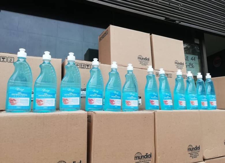 Las 20 mil botellas de gel antibacterial están a disposición de la Secretaría de Salud para distribuirlas entre los beneficiarios. FOTO CORTESÍA.