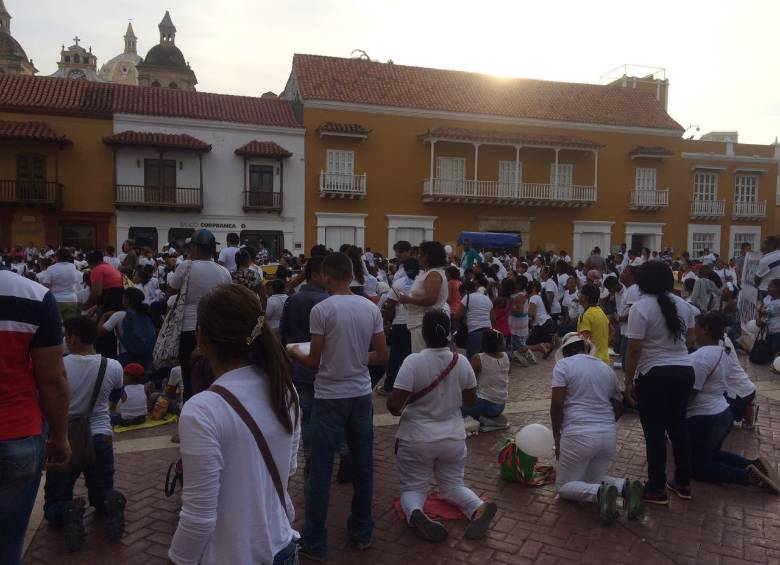 Por lo menos un millar de creyentes de distintas religiones oraron el pasado martes arrodillados frente a la alcaldía de Cartagena. FOTO COLPRENSA