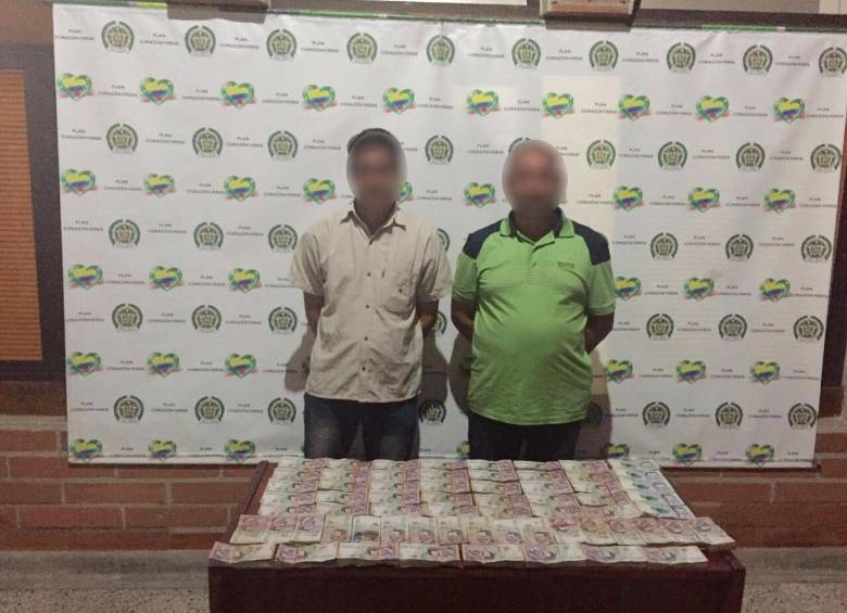 Según las autoridades, el dinero venía en varias caletas en las cajas de los altoparlantes. Los dos compartimentos, ubicados en cada costado del vehículo, escondían fajos de billetes de 50.000 pesos. CORTESÍA POLICÍA