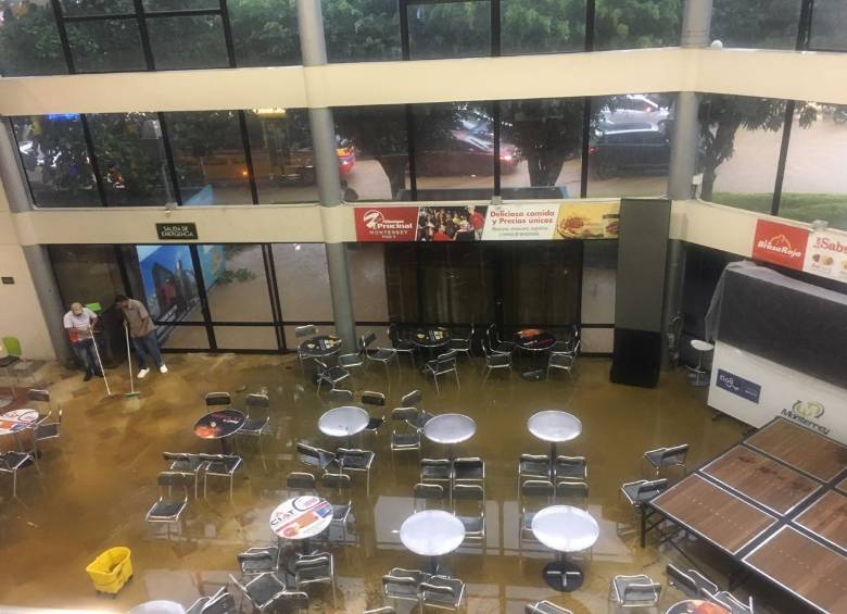 Fuerte aguacero inundó las vías en el sur del Valle de Aburrá