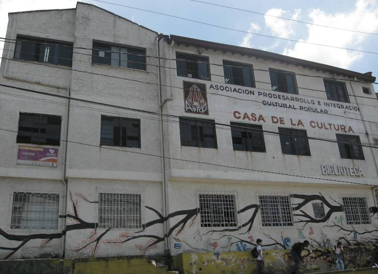La biblioteca del Popular N° 2 tiene su sede en el tercer piso de esta edificación, ubicada en la carrera 43 con calle 118. Funciona desde hace 30 años. Foto Laura Rosa Jiménez Valencia.