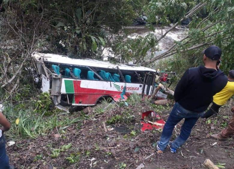 Así quedó el bus tras el accidente. FOTO TWITTER @AlexanderCasas2