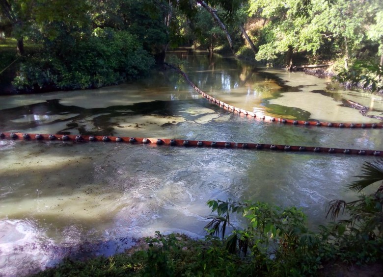 Ecopetrol informó que se intensificaron las labores de contención del crudo derramado en la quebrada La India y el río Caunapí, ubicados en Tumaco (Nariño). Foto Twitter @ECOPETROL_SA