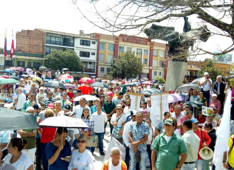 A las marchas y la concentración en el parque de Rionegro asistieron, según los organizadores, cerca de 2.500 personas representantes de diversos sectores de la población. FOTO cortesía CREAMOS