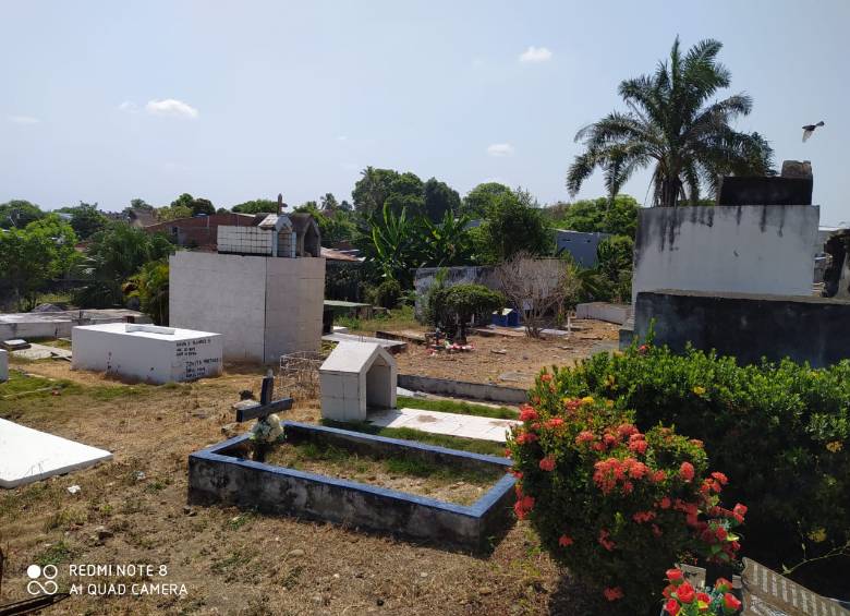 En el cementerio de Pueblo Nuevo hay varias bóvedas y mausoleos destapados, donde los integrantes del Clan del Golfo almacenan la droga que luego será recogida por los jíbaros. La mercancía se guarda en pequeñas cantidades, según la Sijín. FOTO cortesía policía