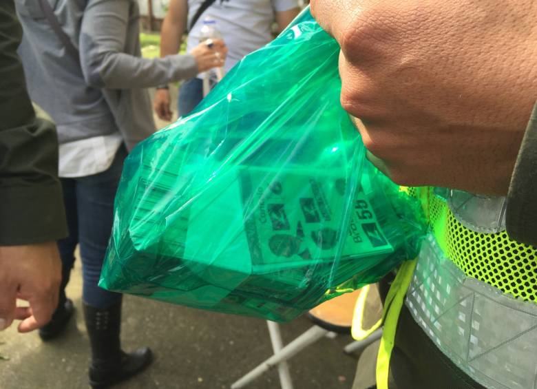 Policía decomisa propaganda política en puestos de votación en envigado. FOTO Esteban Vanegas