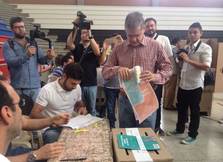 En el colegio El Rosario, en la parte alta de El Poblado, cumple con su deber de votar el candidato a la Alcaldía de Medellín por el Centro Democrático, Juan Carlo Velez Uribe. FOTO JULIO CESAR HERRERA