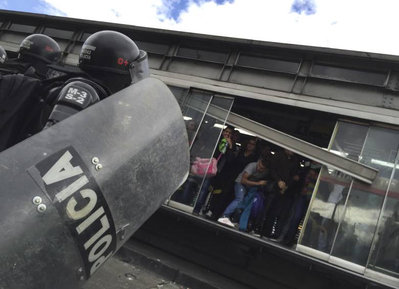 Durante los desmanes que comenzaron por la protesta de los usuarios ante la demora en el servicio, 21 articulados y tres buses alimentadores terminaron con los vidrios rotos. FOTO COLPRENSA