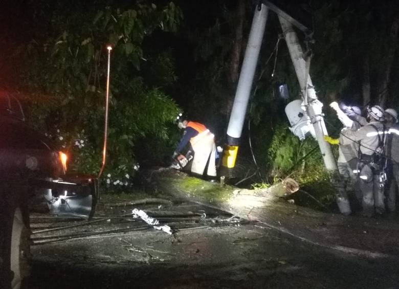 Personal de las autoridades trabaja en el lugar para restablecer el servicio. FOTO CORTESÌA BOMBEROS ENVIGADO