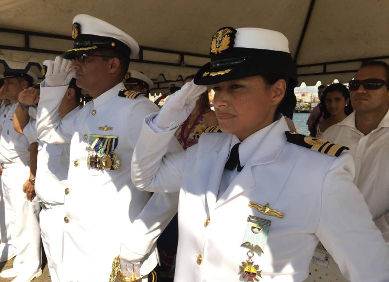 La capitana es la primera mujer que asume el mando de un batallón de la Armada. FOTO armada nacional