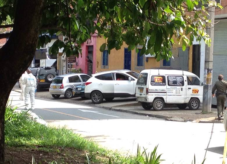 Juan Esteban Vélez, presidente del consejo de Cootransmede quedó muerto dentro del vehículo mientras su conductor fue remitido a un centro asistencial. FOTO RÓBINSON SÁENZ