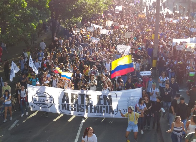 Miles de jóvenes marchan de manera pacífica en la capital antioqueña. FOTO MAURICIO PALACIO