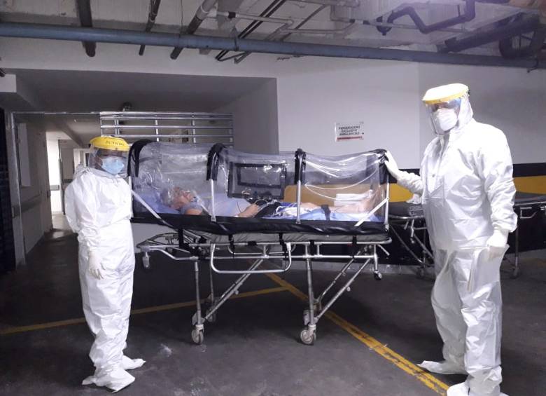 Uno de los nuevos elementos creados son cápsulas que permiten transportar pacientes con enfermedades contagiosas en ambulancias y helicópteros. Pueden ser plegadas. FOTO CORTESÍA 
