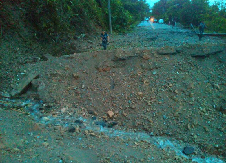 Ocho metros de ancho, cinco de profundidad y 16 de largo, así fue el boquete que dejó el ataque de las Farc, en el Bajo Cauca antioqueño. Incomunicó a Antioquia con la Costa Carbe. FOTO cortesía