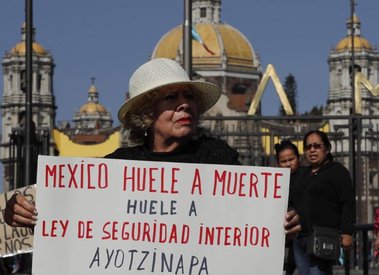 Estudiantes, activistas y padres de los 43 estudiantes desaparecidos de Ayotzinapa protestan contra la Ley de Seguridad. FOTO: EFE
