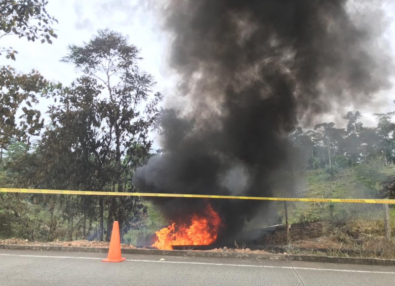 Así se veían esta mañana las llamas provocadas tras el ataque. FOTO Cortesía Udgr Orito, Putumayo