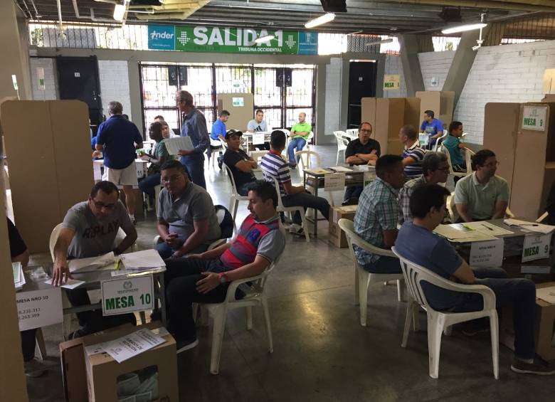 En el estadio Atanasio Girardot las mesas de votación abrieron a las 8:00 de la mañana. Foto: Robinson Sáenz 