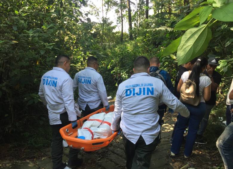 La inspección a la escena del crimen fue realizada por policías de la Seccional de Investigación Criminal (Sijín). FOTO: Andrés Osorio.