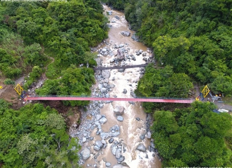 El puente supera en 20 metros la cota de altura del río Nechí, que eleva su caudal en invierno. Une a La Esperanza con cinco veredas de Campamento. FOTO cortesía puentes de la esperanza